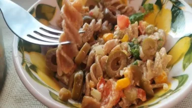 Receita de Salada de macarrão integral cremosa e fácil de fazer