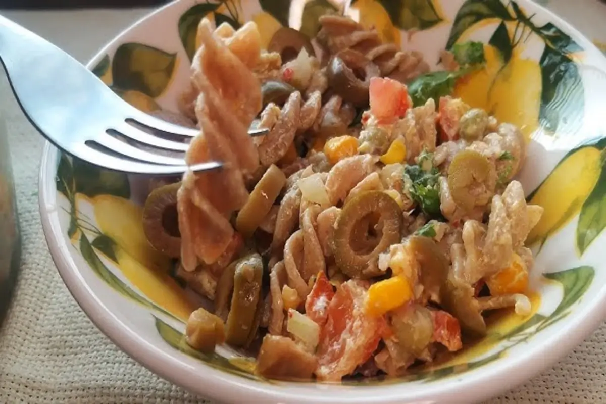 Salada de macarrão integral cremosa: Receita saudável, fácil e deliciosa