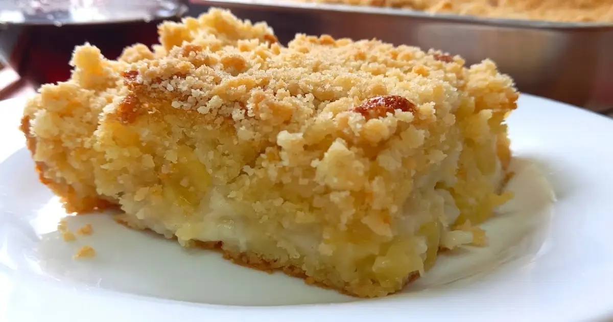 Cuca de abacaxi com creme