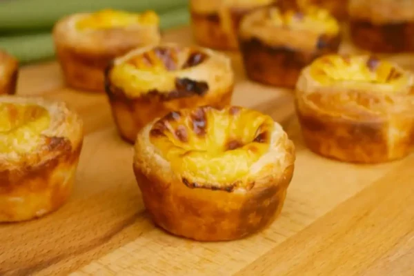 Aprende fazer um delicioso Pastel de Belém em poucos minutos;
